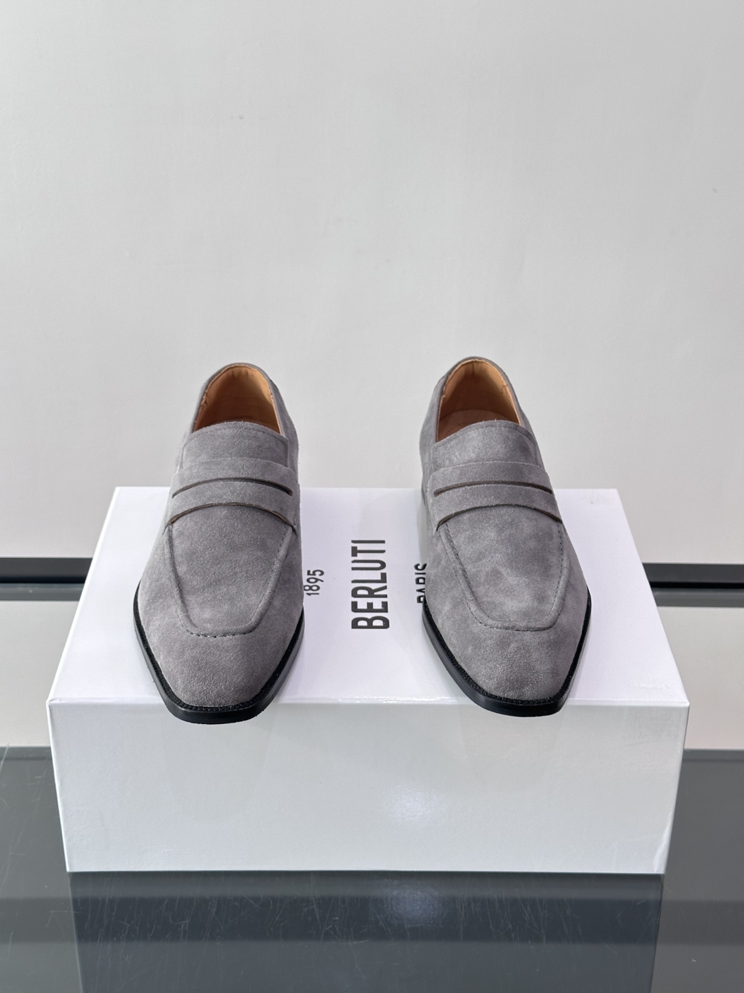 Berluti/布鲁提高端真皮大底正装皮鞋，采用进口牛皮鞋面 柔软有型，手工改色工艺，低调奢华气质，舒适透气版型，小牛皮