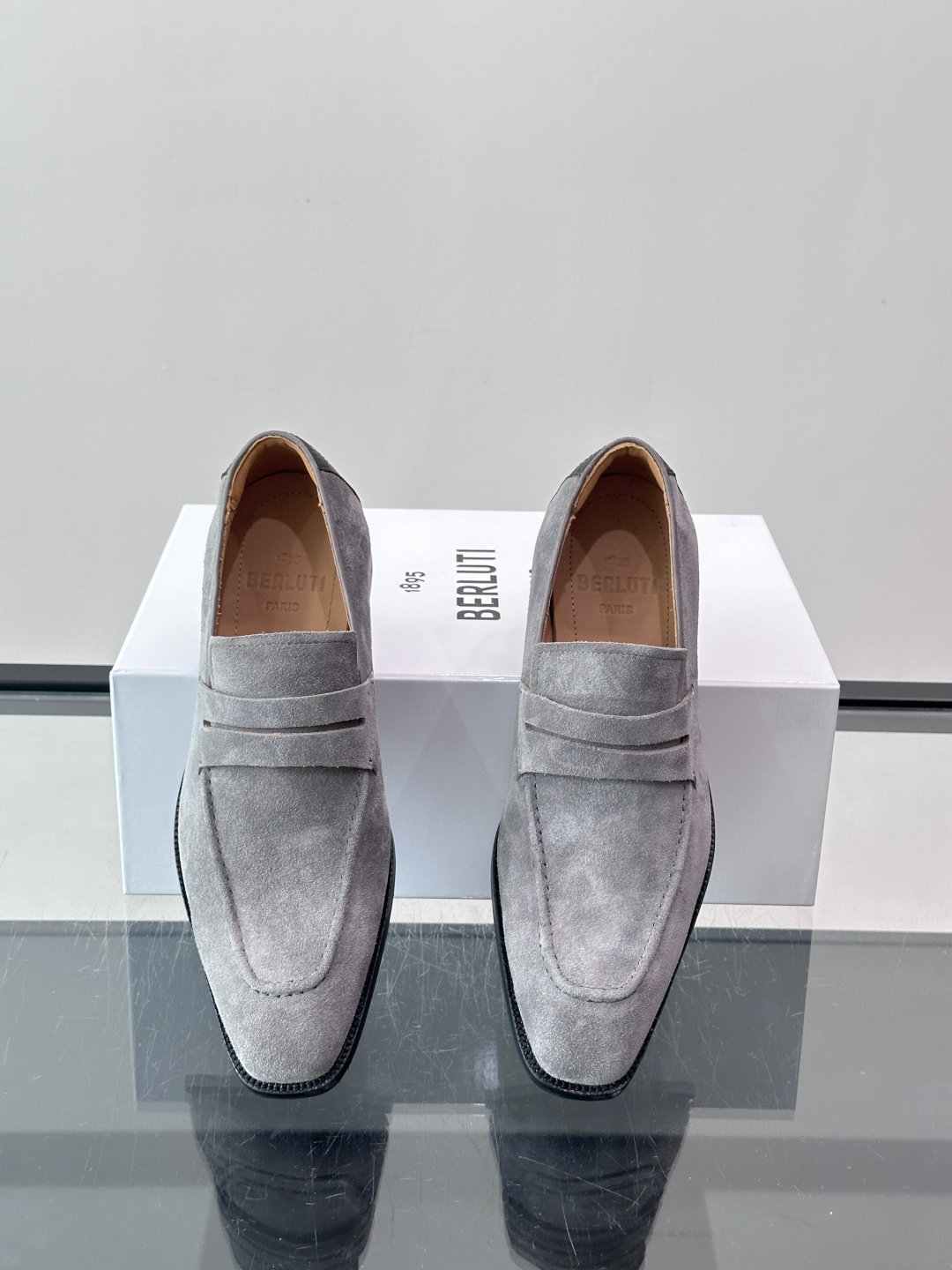 Berluti/布鲁提高端真皮大底正装皮鞋，采用进口牛皮鞋面 柔软有型，手工改色工艺，低调奢华气质，舒适透气版型，小牛皮