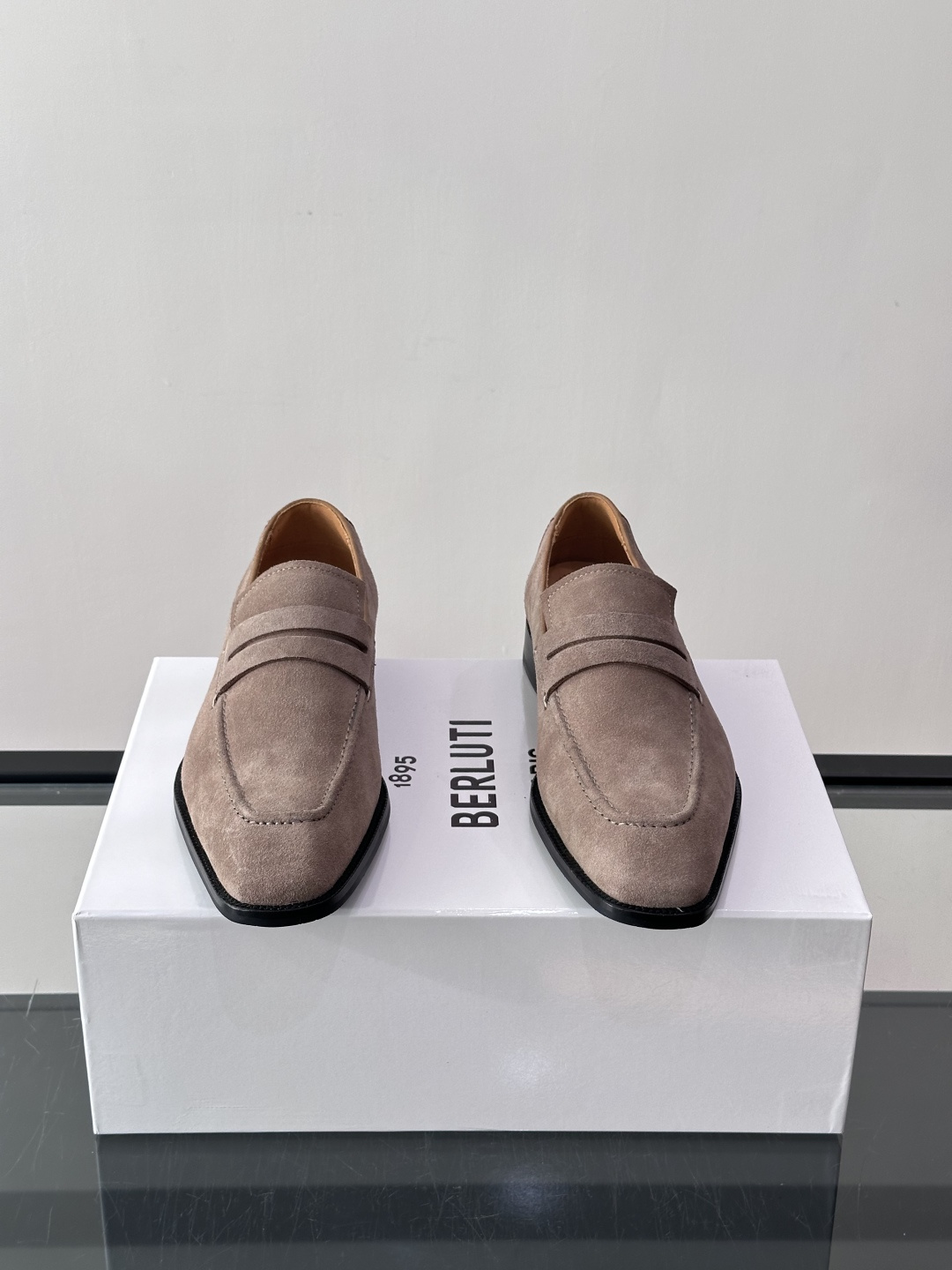 Berluti/布鲁提高端真皮大底正装皮鞋，采用进口牛皮鞋面 柔软有型，手工改色工艺，低调奢华气质，舒适透气版型，小牛皮