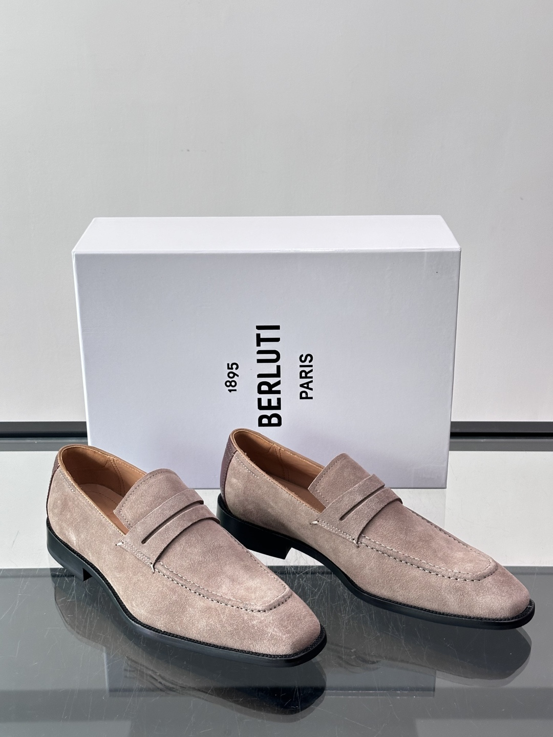 Berluti/布鲁提高端真皮大底正装皮鞋，采用进口牛皮鞋面 柔软有型，手工改色工艺，低调奢华气质，舒适透气版型，小牛皮