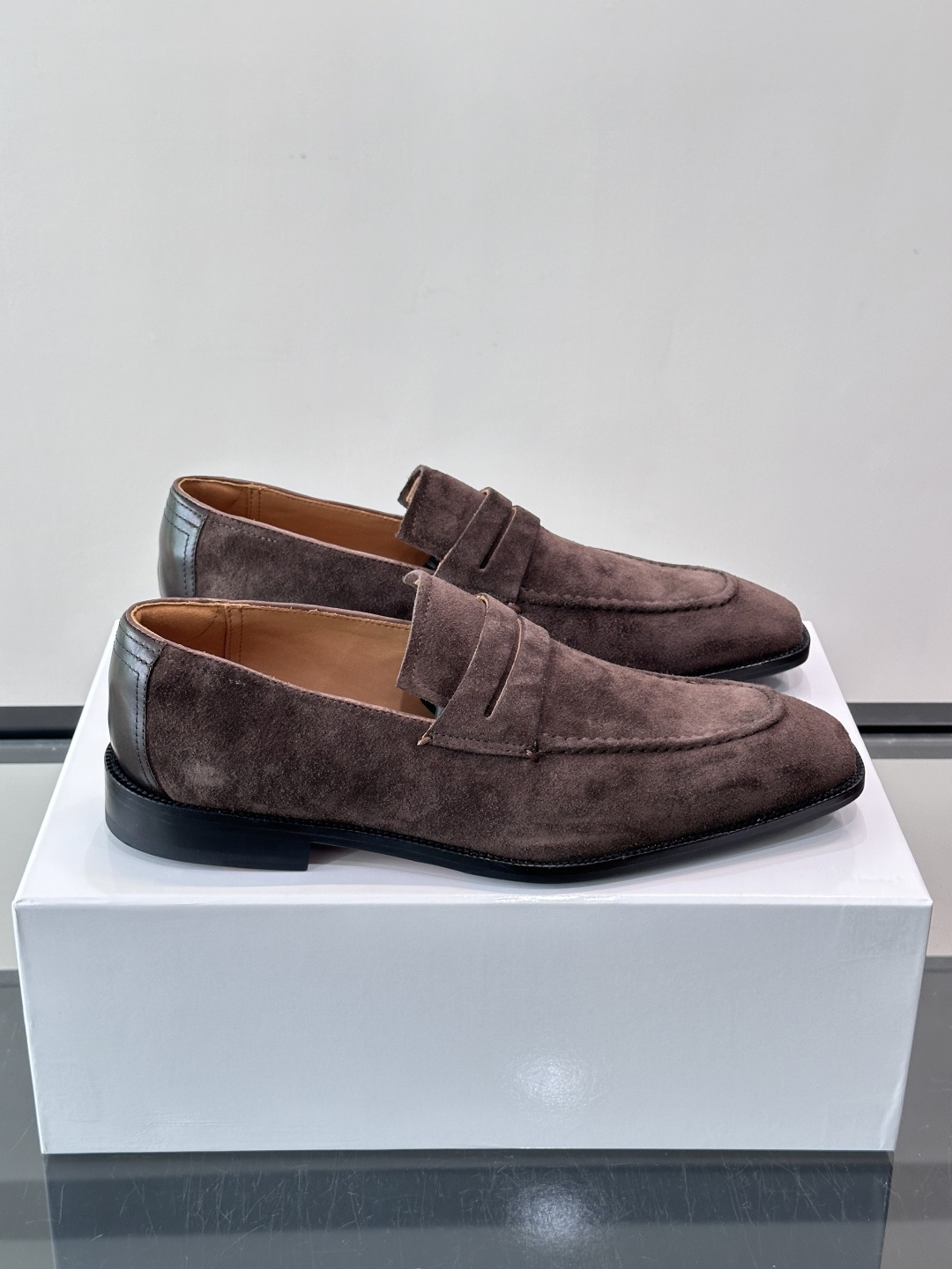 Berluti/布鲁提高端真皮大底正装皮鞋,采用进口牛皮鞋面 柔软有型,手工改色工艺,低调奢华气质,舒适透气版型,小牛皮 Berluti/布鲁提高端真皮大底正装皮鞋,采用进口牛皮鞋面 柔软有型,手工改色工艺,低调奢华气质,舒适透气版型,小牛皮
