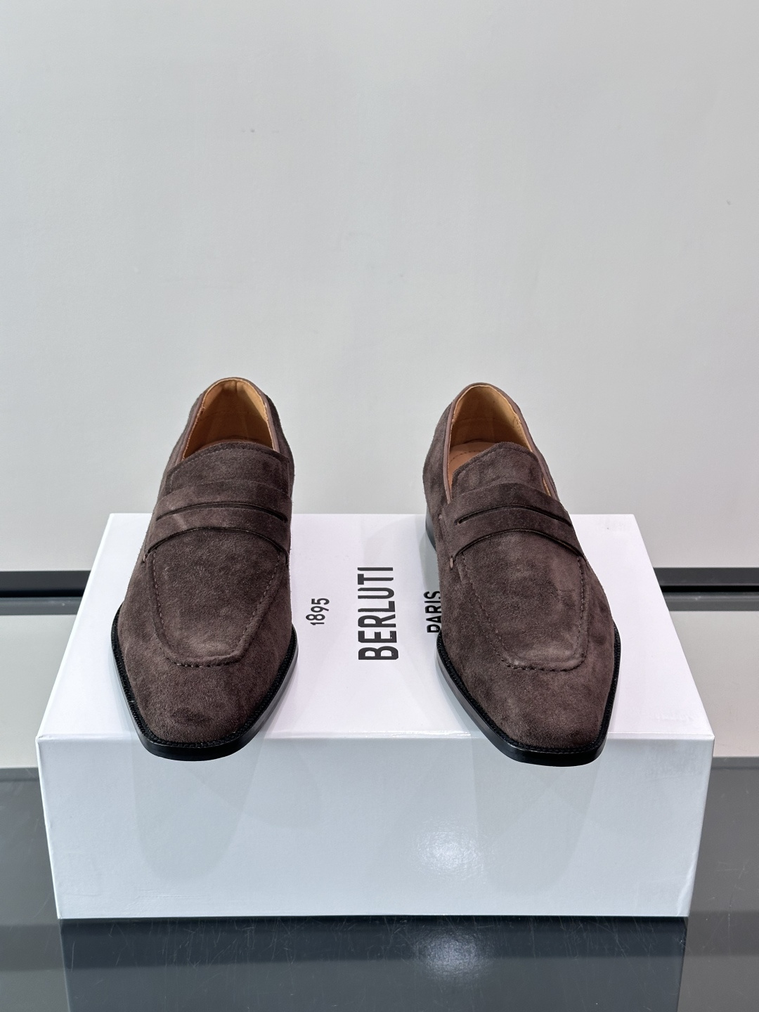 Berluti/布鲁提高端真皮大底正装皮鞋，采用进口牛皮鞋面 柔软有型，手工改色工艺，低调奢华气质，舒适透气版型，小牛皮