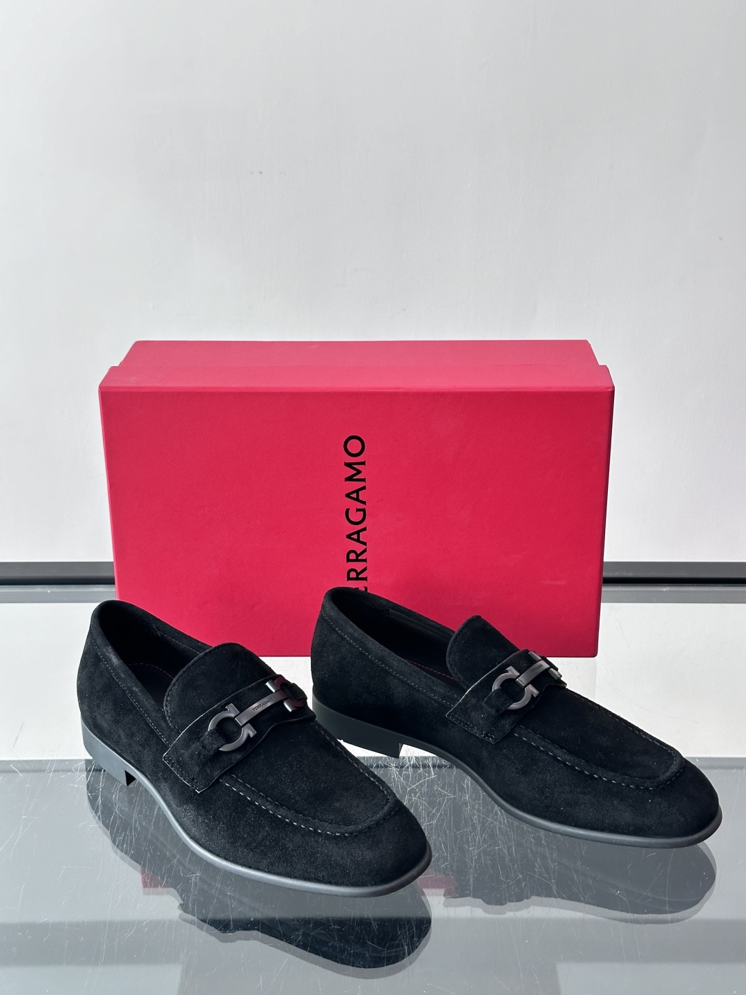 F菲拉格慕男士皮鞋 👞采用真皮材质，质感超高级，英伦风设计简约大方，商务通勤或正式场合都能轻松驾驭👞。一脚蹬设计超方便，