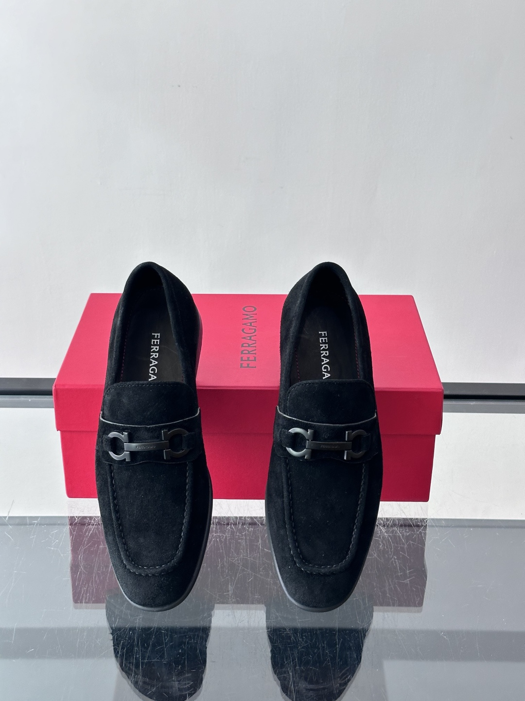 F菲拉格慕男士皮鞋 👞采用真皮材质，质感超高级，英伦风设计简约大方，商务通勤或正式场合都能轻松驾驭👞。一脚蹬设计超方便，