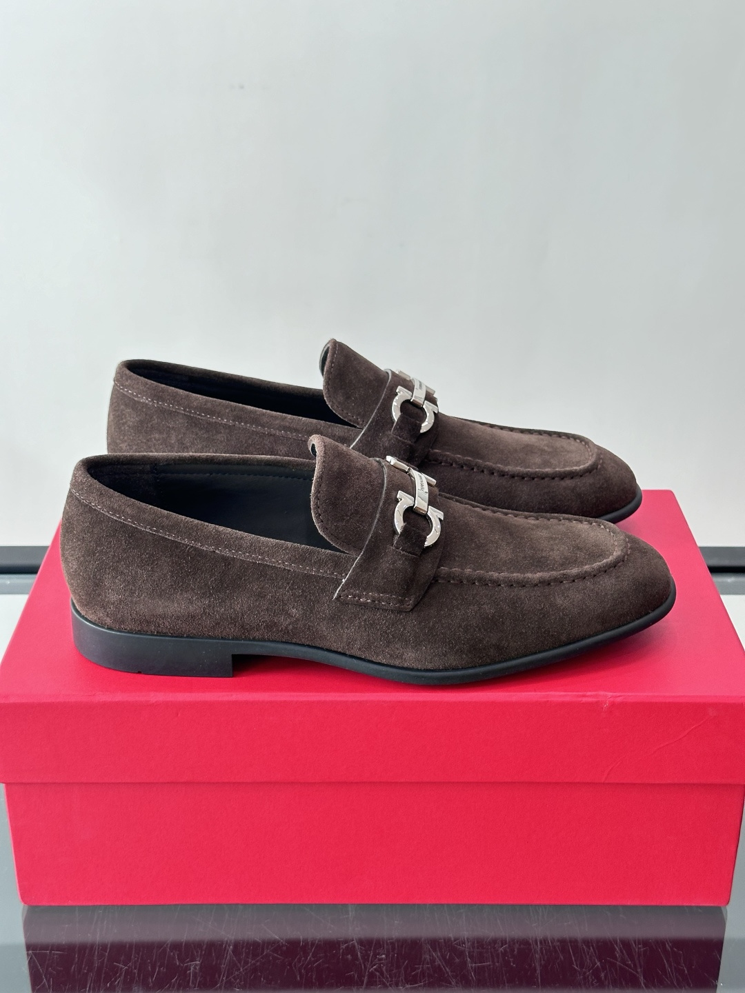 F菲拉格慕男士皮鞋 👞采用真皮材质,质感超高级,英伦风设计简约大方,商务通勤或正式场合都能轻松驾驭👞。一脚蹬设计超方便, F菲拉格慕男士皮鞋 👞采用真皮材质,质感超高级,英伦风设计简约大方,商务通勤或正式场合都能轻松驾驭👞。一脚蹬设计超方便,