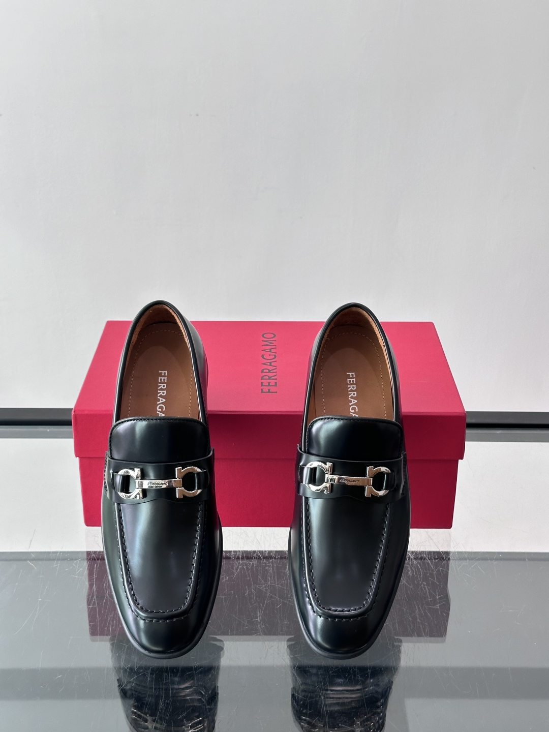 F菲拉格慕男士皮鞋 👞采用真皮材质，质感超高级，英伦风设计简约大方，商务通勤或正式场合都能轻松驾驭👞。一脚蹬设计超方便，