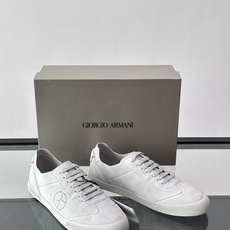 东莞猛货Giorgio Armani 麂皮板鞋,超顶级版本。鞋侧有 GA 打孔圆点 logo,白色橡胶波浪纹鞋底。线 东莞猛货Giorgio Armani 麂皮板鞋,超顶级版本。鞋侧有 GA 打孔圆点 logo,白色橡胶波浪纹鞋底。线