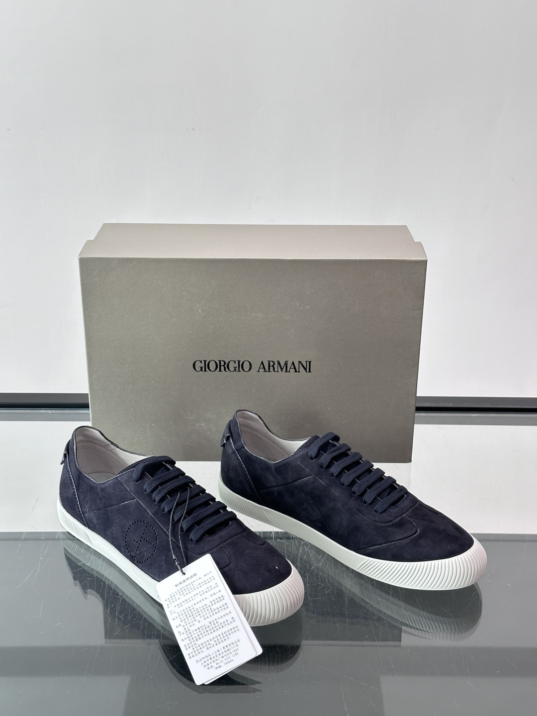 东莞猛货Giorgio Armani 麂皮板鞋​​，超顶级版本。鞋侧有 GA 打孔圆点 logo，白色橡胶波浪纹鞋底。线