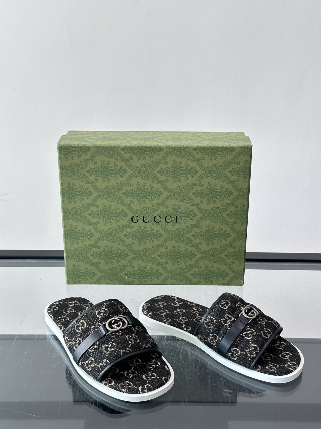 🖤古驰GG SuPreme系列拖鞋，采用品牌标志性GG SuPreme帆布，经典双G图案超有辨识度！鞋面皮革饰带+双G金
