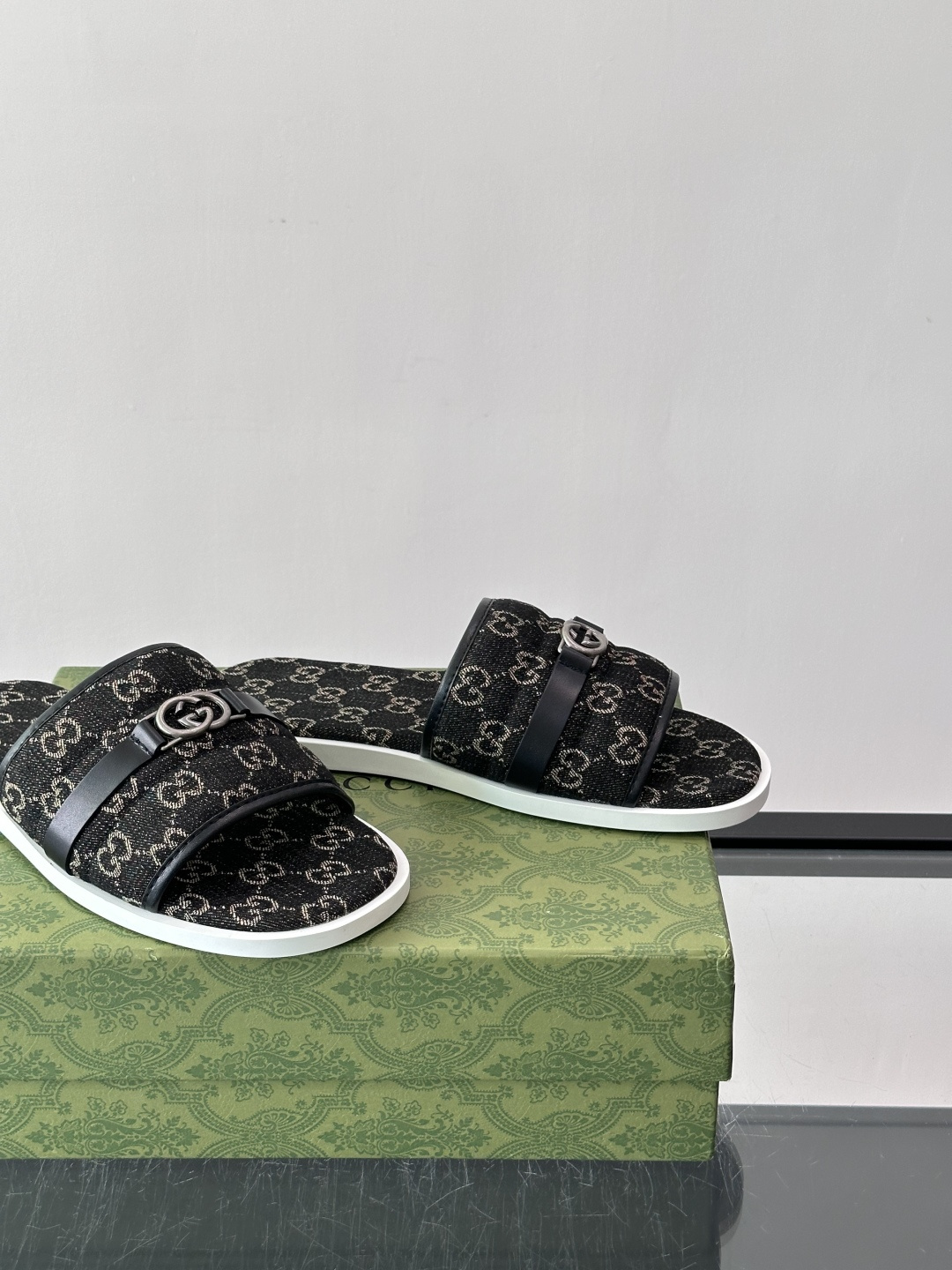 🖤古驰GG SuPreme系列拖鞋，采用品牌标志性GG SuPreme帆布，经典双G图案超有辨识度！鞋面皮革饰带+双G金