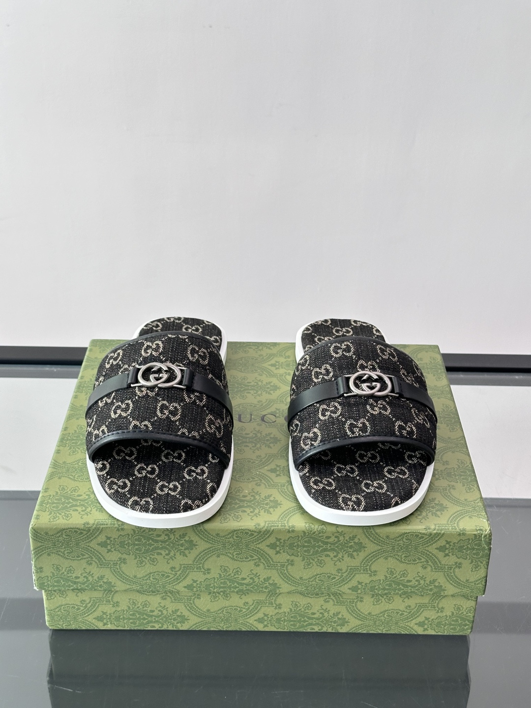 🖤古驰GG SuPreme系列拖鞋，采用品牌标志性GG SuPreme帆布，经典双G图案超有辨识度！鞋面皮革饰带+双G金