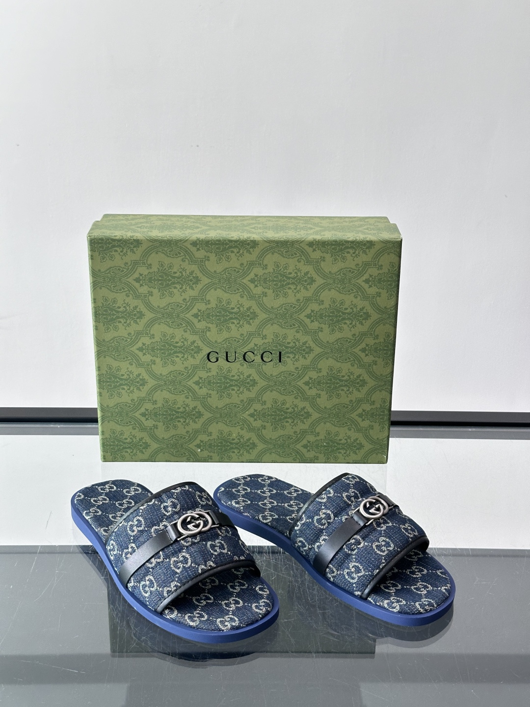 🖤古驰GG SuPreme系列拖鞋，采用品牌标志性GG SuPreme帆布，经典双G图案超有辨识度！鞋面皮革饰带+双G金