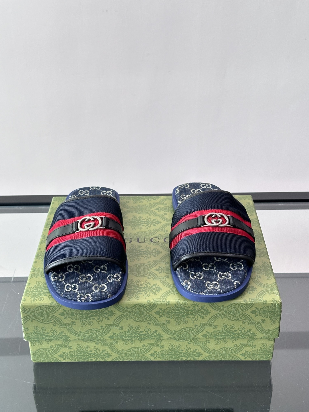 🖤古驰GG SuPreme系列拖鞋，采用品牌标志性GG SuPreme帆布，经典双G图案超有辨识度！鞋面皮革饰带+双G金