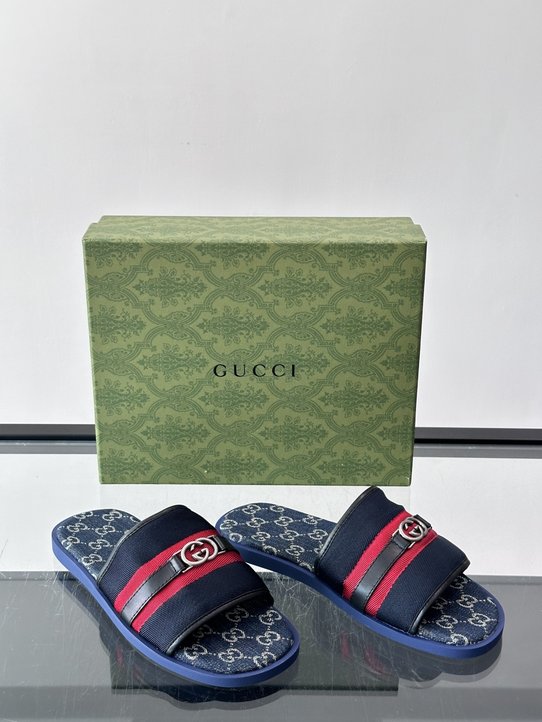 🖤古驰GG SuPreme系列拖鞋，采用品牌标志性GG SuPreme帆布，经典双G图案超有辨识度！鞋面皮革饰带+双G金