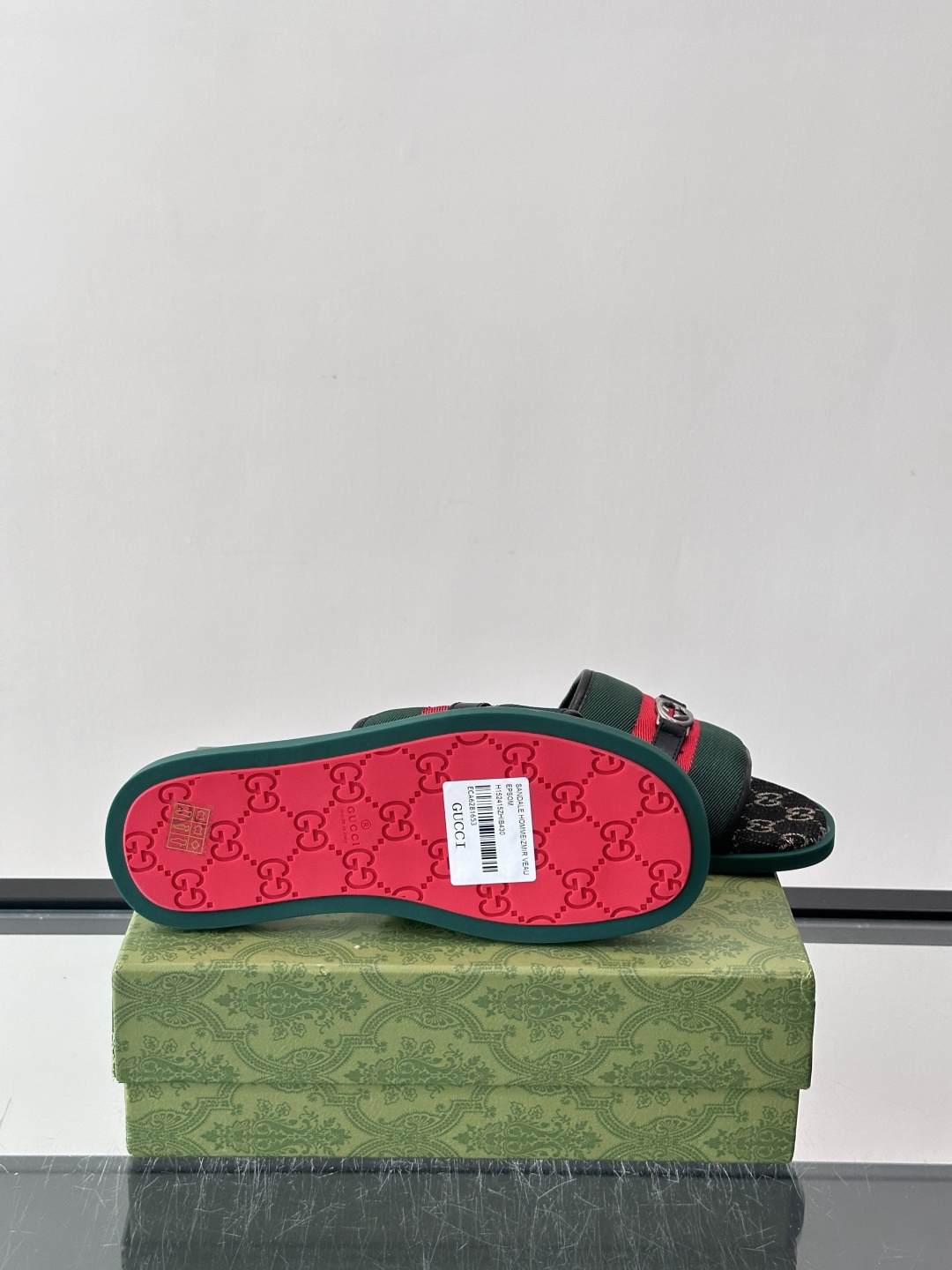🖤古驰GG SuPreme系列拖鞋，采用品牌标志性GG SuPreme帆布，经典双G图案超有辨识度！鞋面皮革饰带+双G金
