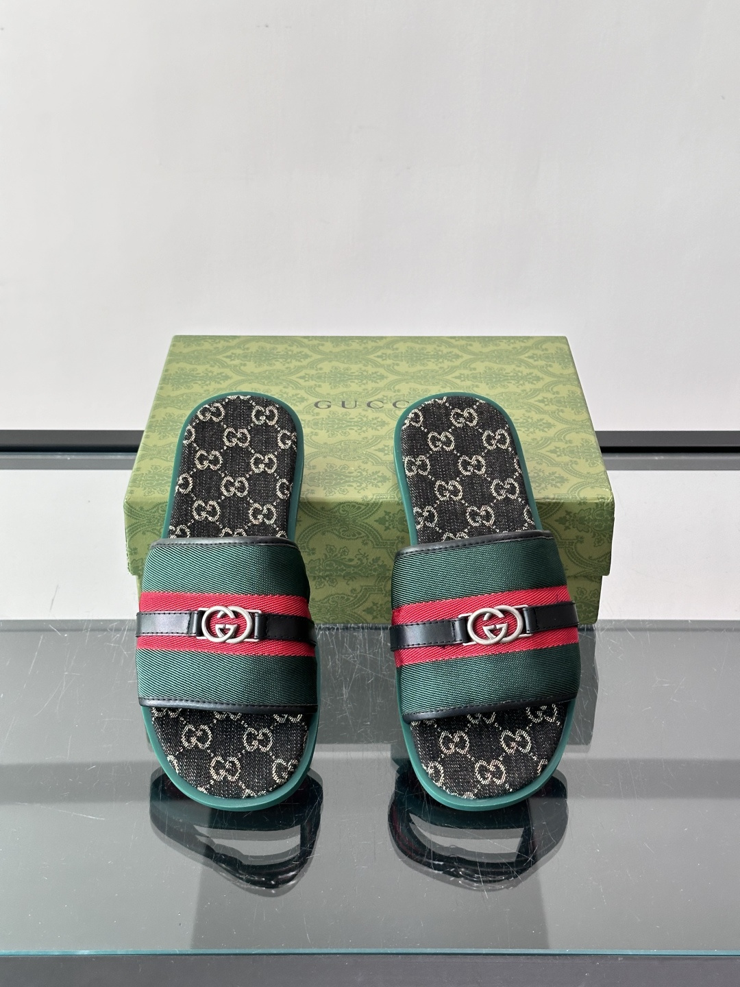 🖤古驰GG SuPreme系列拖鞋，采用品牌标志性GG SuPreme帆布，经典双G图案超有辨识度！鞋面皮革饰带+双G金