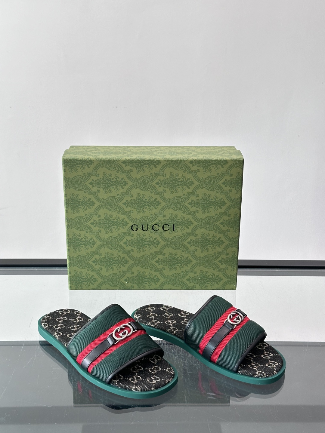🖤古驰GG SuPreme系列拖鞋，采用品牌标志性GG SuPreme帆布，经典双G图案超有辨识度！鞋面皮革饰带+双G金