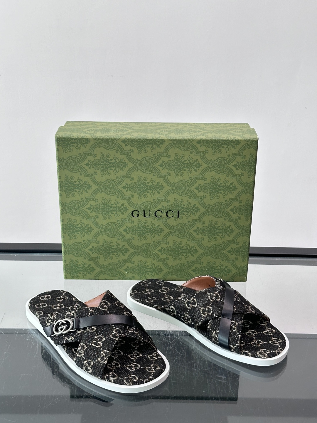 🖤古驰GG SuPreme系列拖鞋，采用品牌标志性GG SuPreme帆布，经典双G图案超有辨识度！鞋面皮革饰带+双G金