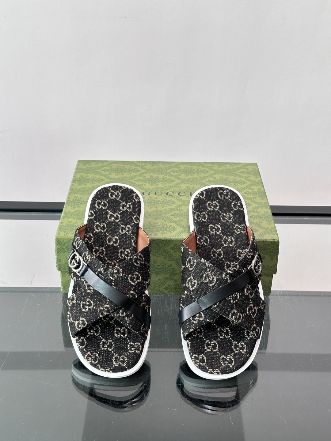 🖤古驰GG SuPreme系列拖鞋，采用品牌标志性GG SuPreme帆布，经典双G图案超有辨识度！鞋面皮革饰带+双G金