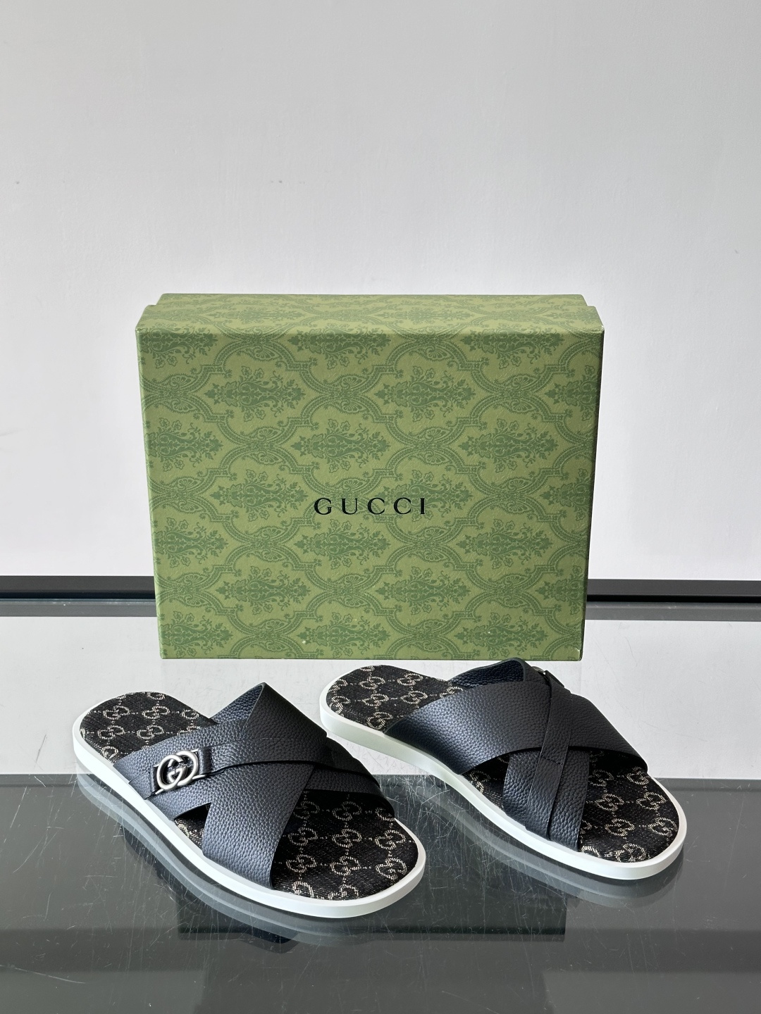 🖤古驰GG SuPreme系列拖鞋，采用品牌标志性GG SuPreme帆布，经典双G图案超有辨识度！鞋面皮革饰带+双G金