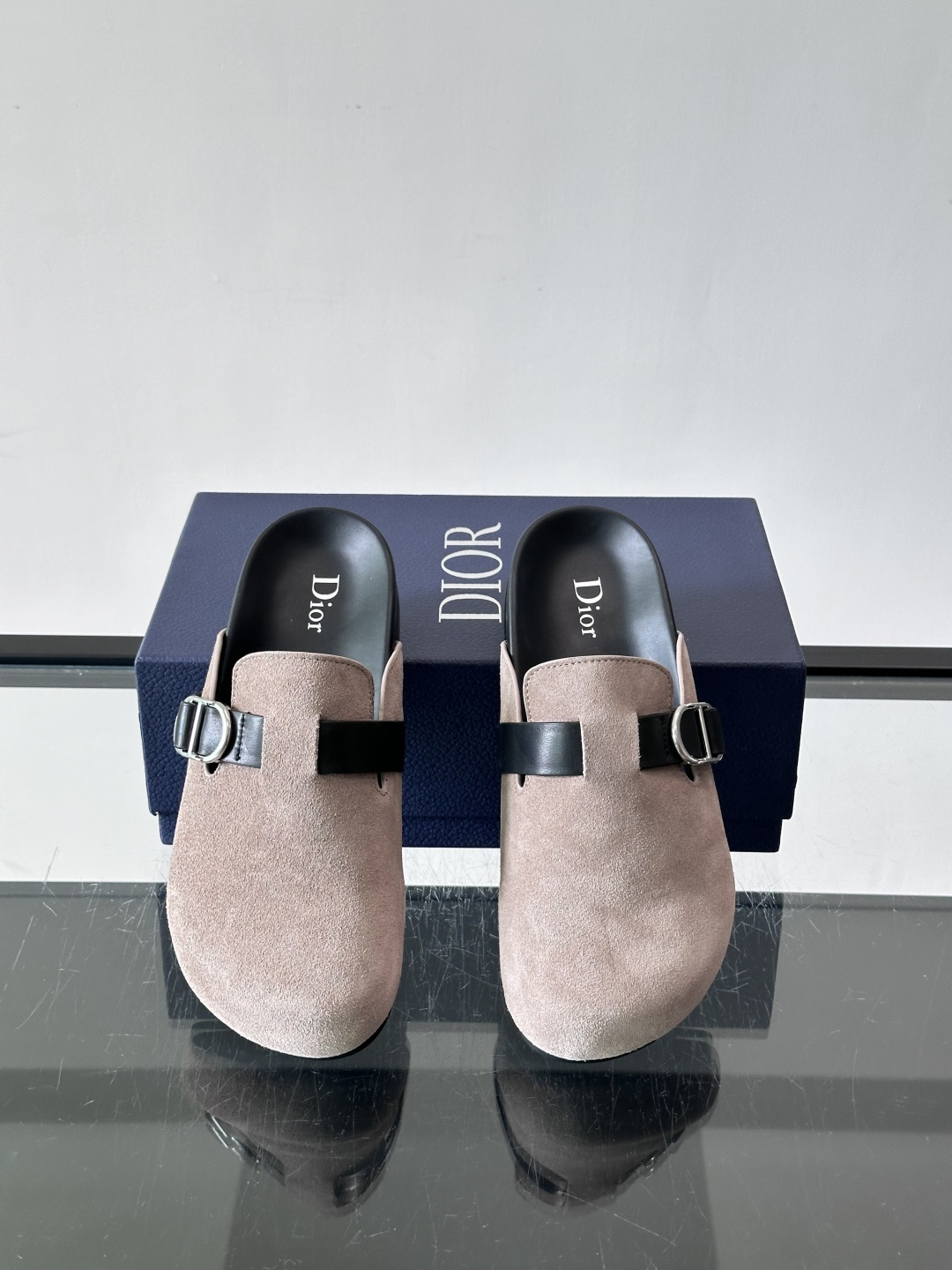 Dior Aqua 穆勒鞋展现乔纳森·安德森 (Jonathan Anderson) 的创意视角，在舒适与休闲优雅之间取