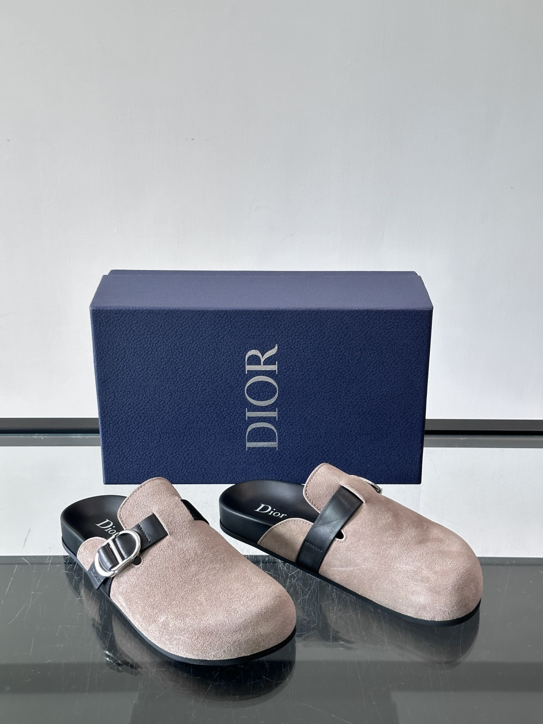 Dior Aqua 穆勒鞋展现乔纳森·安德森 (Jonathan Anderson) 的创意视角，在舒适与休闲优雅之间取
