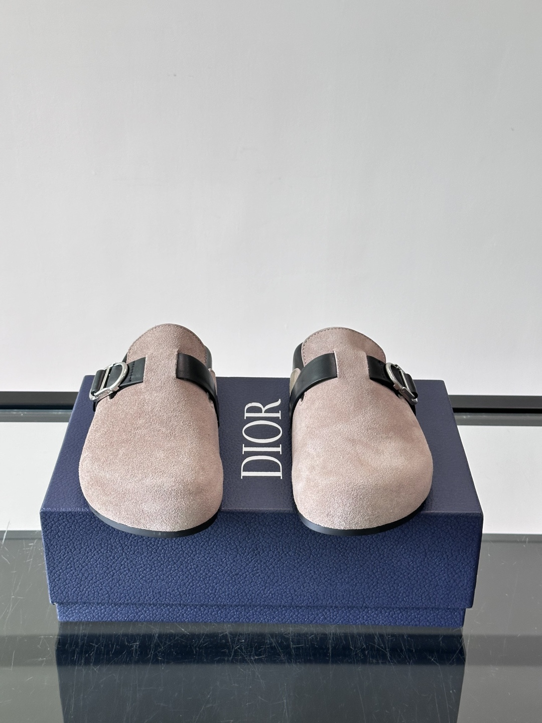 Dior Aqua 穆勒鞋展现乔纳森·安德森 (Jonathan Anderson) 的创意视角，在舒适与休闲优雅之间取