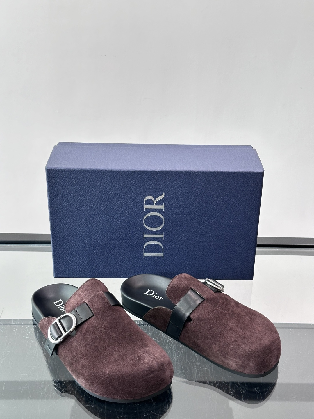 Dior Aqua 穆勒鞋展现乔纳森·安德森 (Jonathan Anderson) 的创意视角，在舒适与休闲优雅之间取