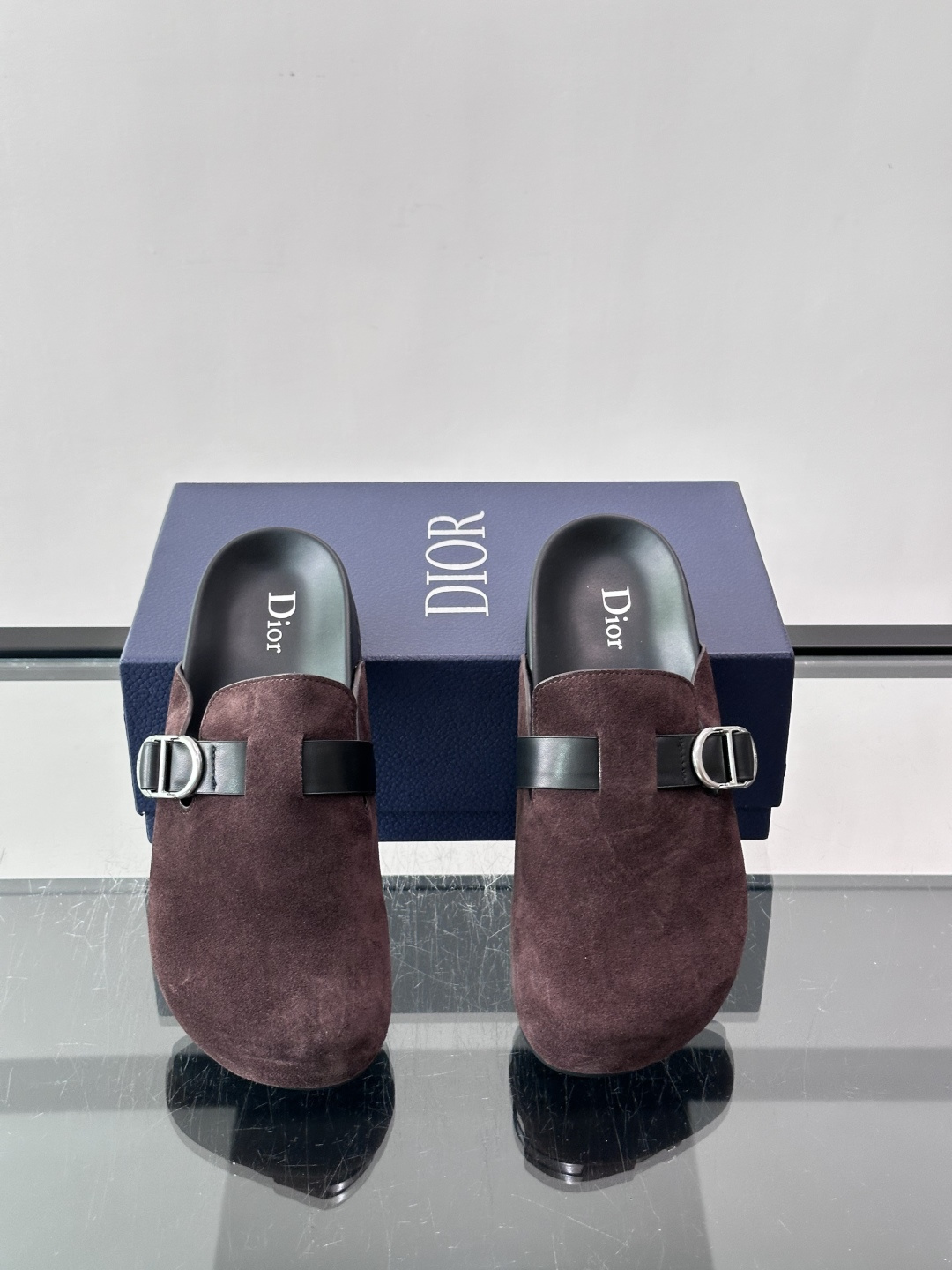 Dior Aqua 穆勒鞋展现乔纳森·安德森 (Jonathan Anderson) 的创意视角，在舒适与休闲优雅之间取