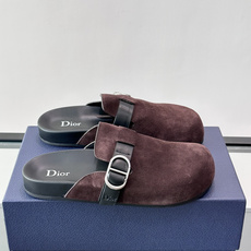 Dior Aqua 穆勒鞋展现乔纳森·安德森 (Jonathan Anderson) 的创意视角,在舒适与休闲优雅之间取 Dior Aqua 穆勒鞋展现乔纳森·安德森 (Jonathan Anderson) 的创意视角,在舒适与休闲优雅之间取