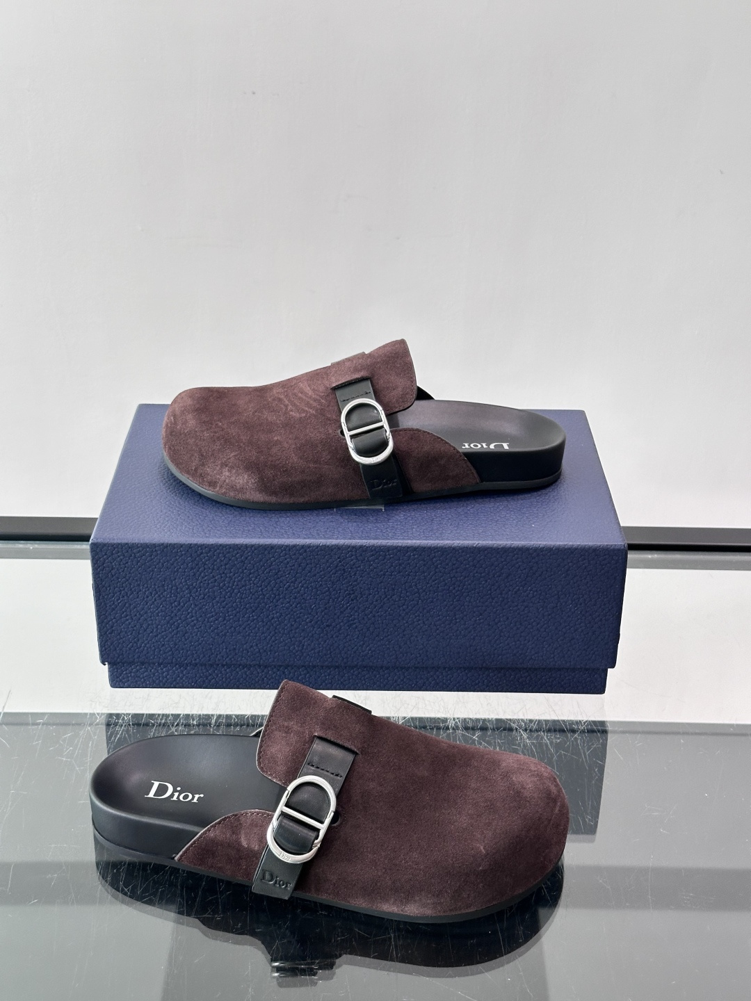 Dior Aqua 穆勒鞋展现乔纳森·安德森 (Jonathan Anderson) 的创意视角，在舒适与休闲优雅之间取