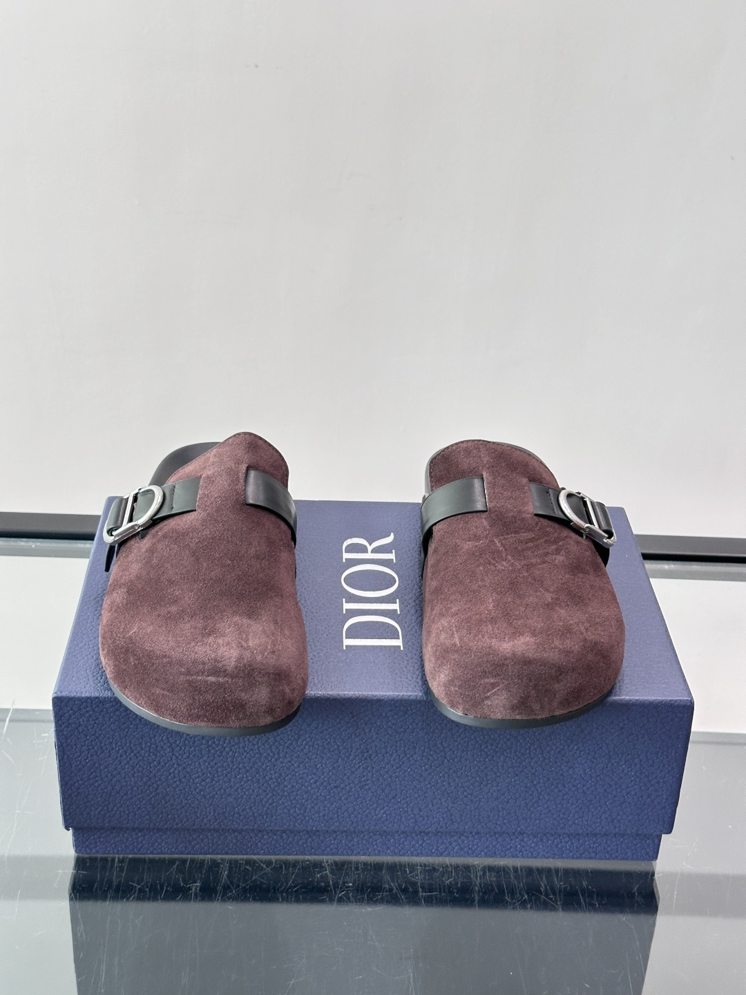 Dior Aqua 穆勒鞋展现乔纳森·安德森 (Jonathan Anderson) 的创意视角，在舒适与休闲优雅之间取