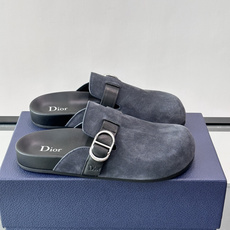 Dior Aqua 穆勒鞋展现乔纳森·安德森 (Jonathan Anderson) 的创意视角,在舒适与休闲优雅之间取 Dior Aqua 穆勒鞋展现乔纳森·安德森 (Jonathan Anderson) 的创意视角,在舒适与休闲优雅之间取