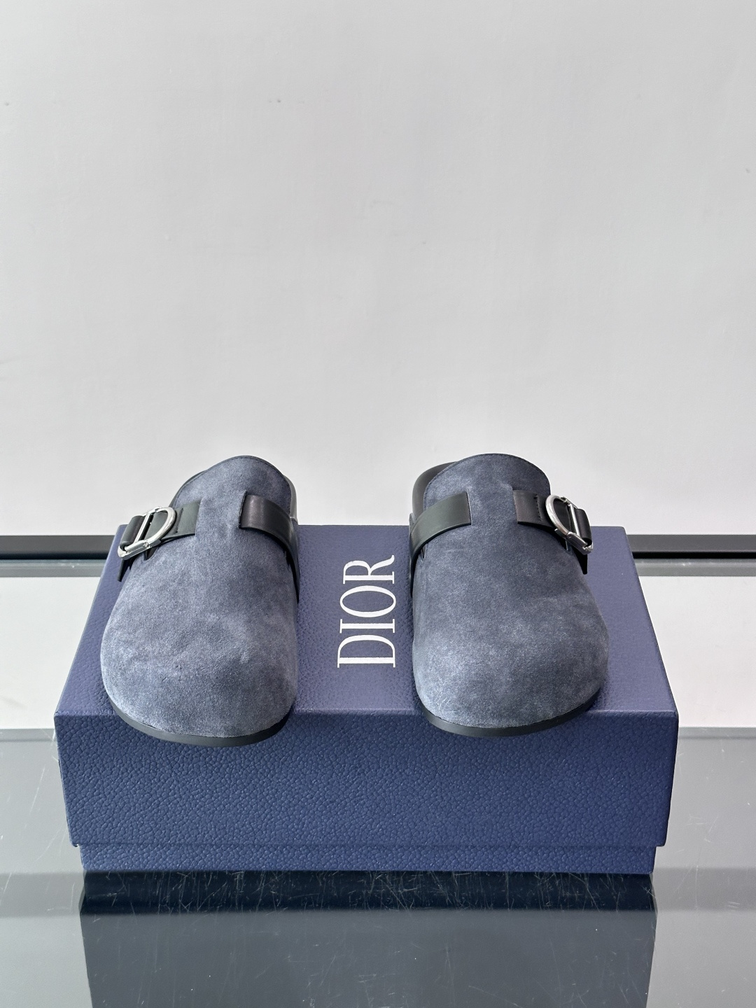 Dior Aqua 穆勒鞋展现乔纳森·安德森 (Jonathan Anderson) 的创意视角，在舒适与休闲优雅之间取