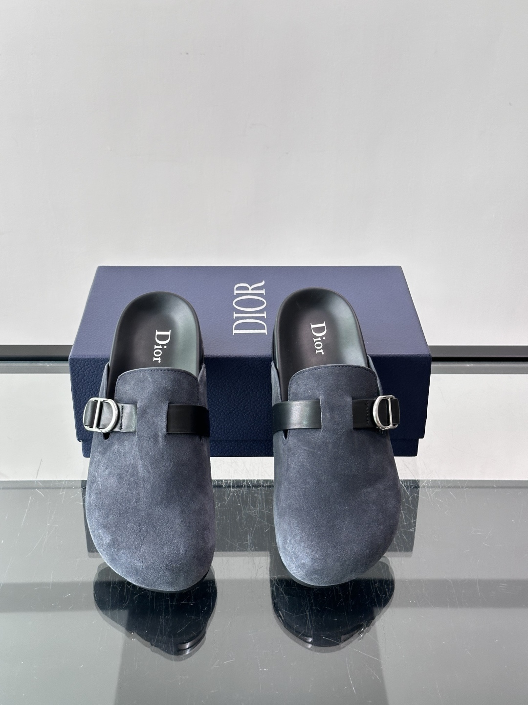 Dior Aqua 穆勒鞋展现乔纳森·安德森 (Jonathan Anderson) 的创意视角，在舒适与休闲优雅之间取