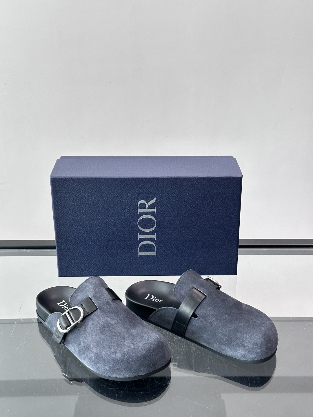 Dior Aqua 穆勒鞋展现乔纳森·安德森 (Jonathan Anderson) 的创意视角，在舒适与休闲优雅之间取
