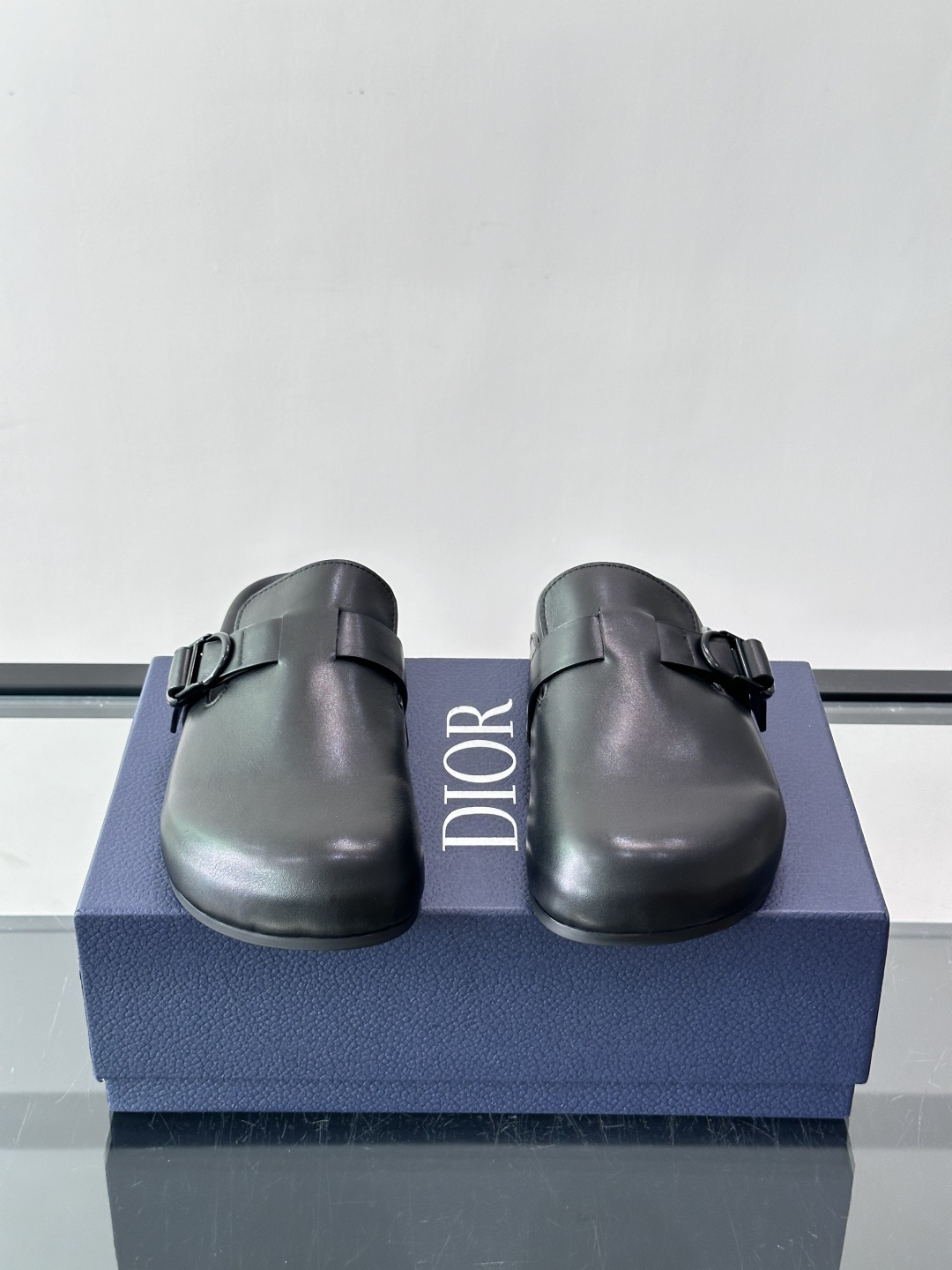 Dior Aqua 穆勒鞋展现乔纳森·安德森 (Jonathan Anderson) 的创意视角，在舒适与休闲优雅之间取