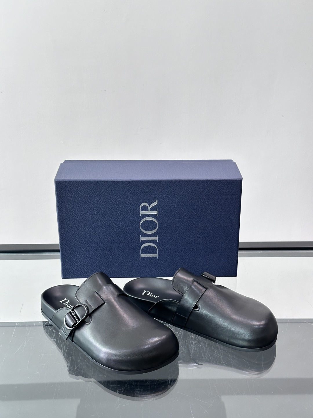 Dior Aqua 穆勒鞋展现乔纳森·安德森 (Jonathan Anderson) 的创意视角，在舒适与休闲优雅之间取