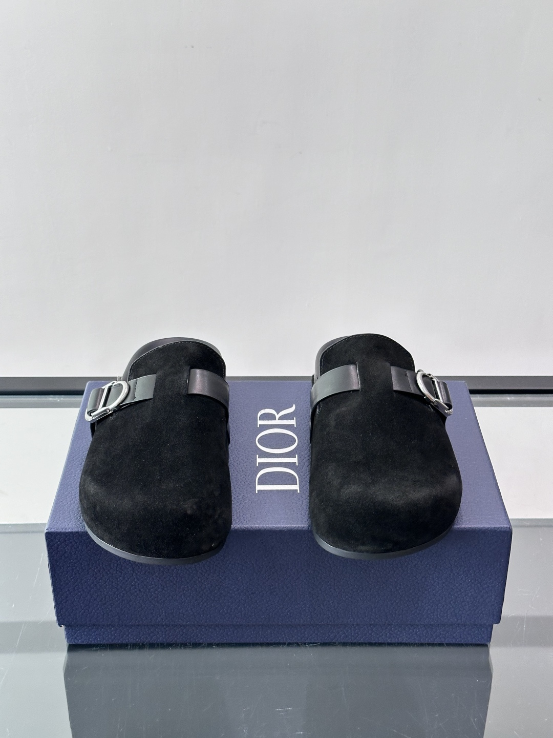 Dior Aqua 穆勒鞋展现乔纳森·安德森 (Jonathan Anderson) 的创意视角，在舒适与休闲优雅之间取