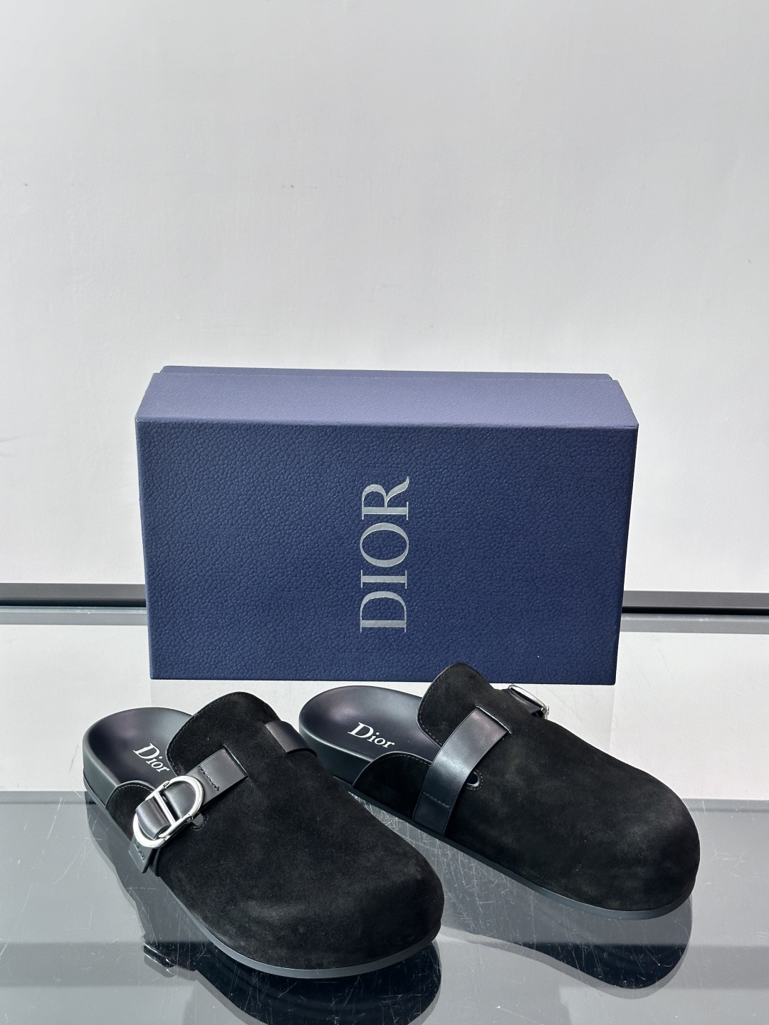 Dior Aqua 穆勒鞋展现乔纳森·安德森 (Jonathan Anderson) 的创意视角，在舒适与休闲优雅之间取
