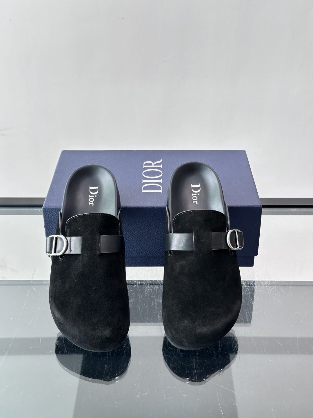 Dior Aqua 穆勒鞋展现乔纳森·安德森 (Jonathan Anderson) 的创意视角，在舒适与休闲优雅之间取