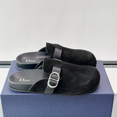 Dior Aqua 穆勒鞋展现乔纳森·安德森 (Jonathan Anderson) 的创意视角,在舒适与休闲优雅之间取 Dior Aqua 穆勒鞋展现乔纳森·安德森 (Jonathan Anderson) 的创意视角,在舒适与休闲优雅之间取