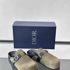 Dior Aqua 穆勒鞋展现乔纳森·安德森 (Jonathan Anderson) 的创意视角,在舒适与休闲优雅之间取 Dior Aqua 穆勒鞋展现乔纳森·安德森 (Jonathan Anderson) 的创意视角,在舒适与休闲优雅之间取