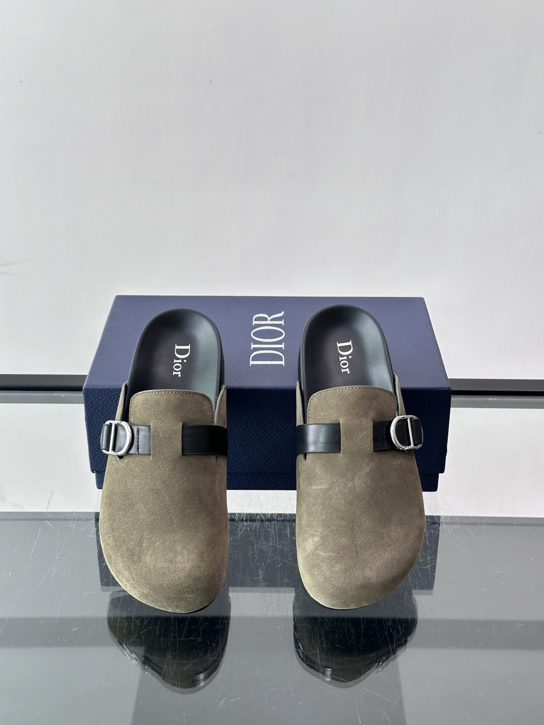 Dior Aqua 穆勒鞋展现乔纳森·安德森 (Jonathan Anderson) 的创意视角,在舒适与休闲优雅之间取 Dior Aqua 穆勒鞋展现乔纳森·安德森 (Jonathan Anderson) 的创意视角,在舒适与休闲优雅之间取