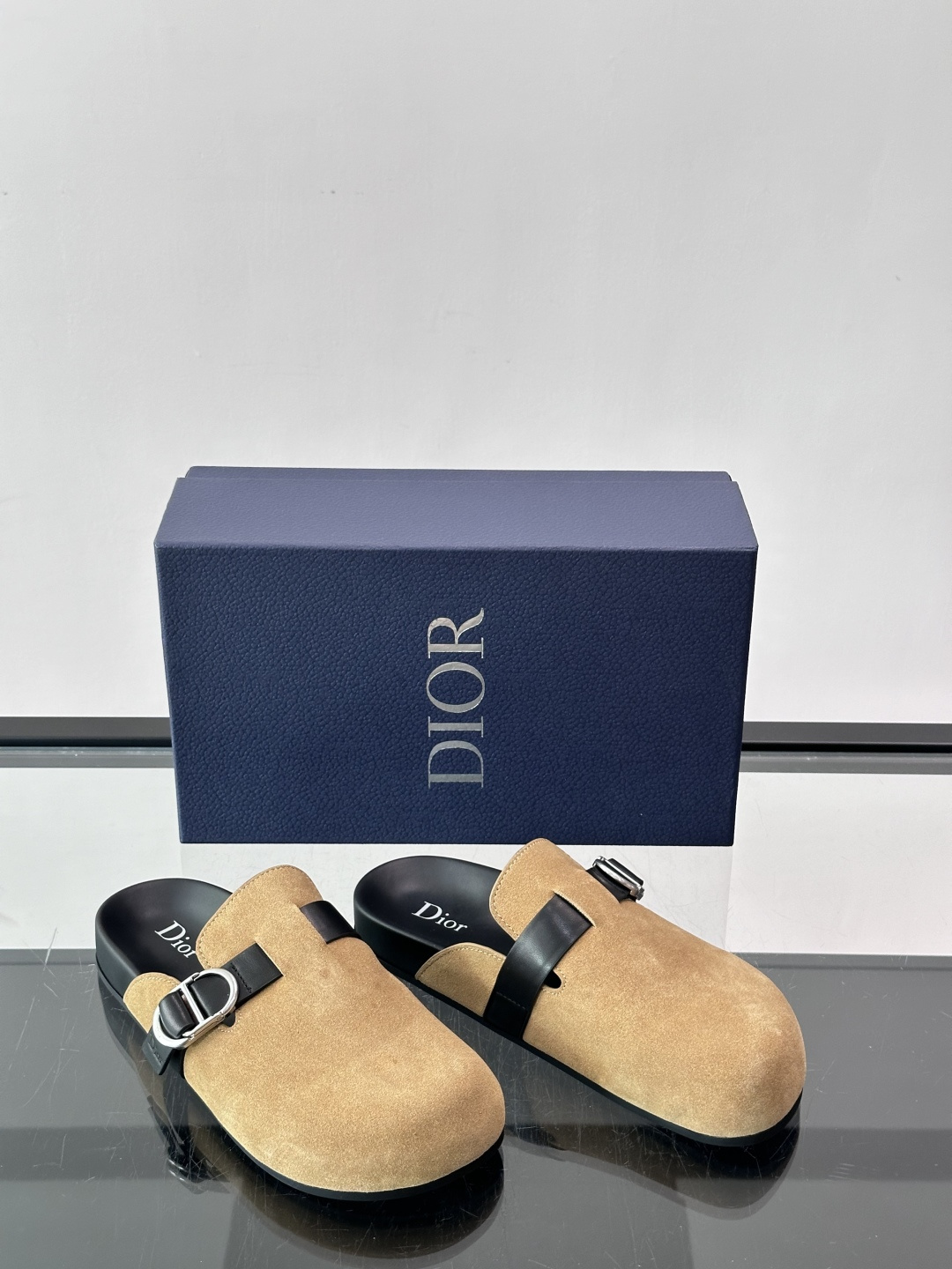 Dior Aqua 穆勒鞋展现乔纳森·安德森 (Jonathan Anderson) 的创意视角，在舒适与休闲优雅之间取