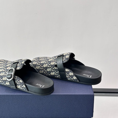 Dior Aqua 穆勒鞋 Oblique 印花面料这款 Dior Aqua 穆勒鞋展现乔纳森·安德森 (Jonath Dior Aqua 穆勒鞋 Oblique 印花面料这款 Dior Aqua 穆勒鞋展现乔纳森·安德森 (Jonath