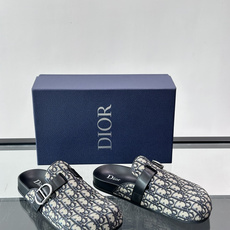 Dior Aqua 穆勒鞋 Oblique 印花面料这款 Dior Aqua 穆勒鞋展现乔纳森·安德森 (Jonath Dior Aqua 穆勒鞋 Oblique 印花面料这款 Dior Aqua 穆勒鞋展现乔纳森·安德森 (Jonath