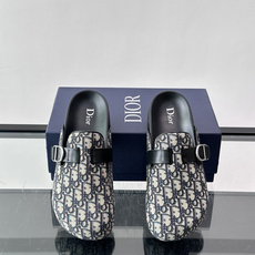 Dior Aqua 穆勒鞋 Oblique 印花面料这款 Dior Aqua 穆勒鞋展现乔纳森·安德森 (Jonath Dior Aqua 穆勒鞋 Oblique 印花面料这款 Dior Aqua 穆勒鞋展现乔纳森·安德森 (Jonath