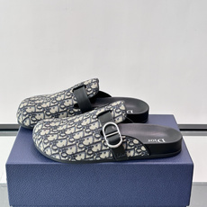 Dior Aqua 穆勒鞋 Oblique 印花面料这款 Dior Aqua 穆勒鞋展现乔纳森·安德森 (Jonath Dior Aqua 穆勒鞋 Oblique 印花面料这款 Dior Aqua 穆勒鞋展现乔纳森·安德森 (Jonath