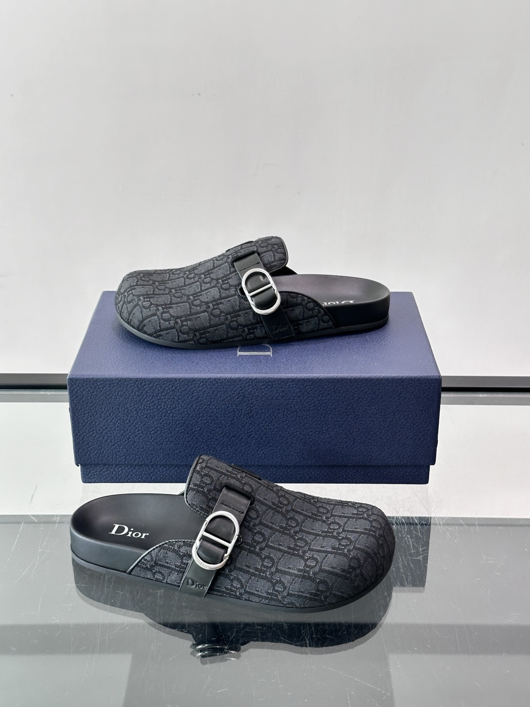 Dior Aqua 穆勒鞋  Oblique 印花面料这款 Dior Aqua 穆勒鞋展现乔纳森·安德森 (Jonath